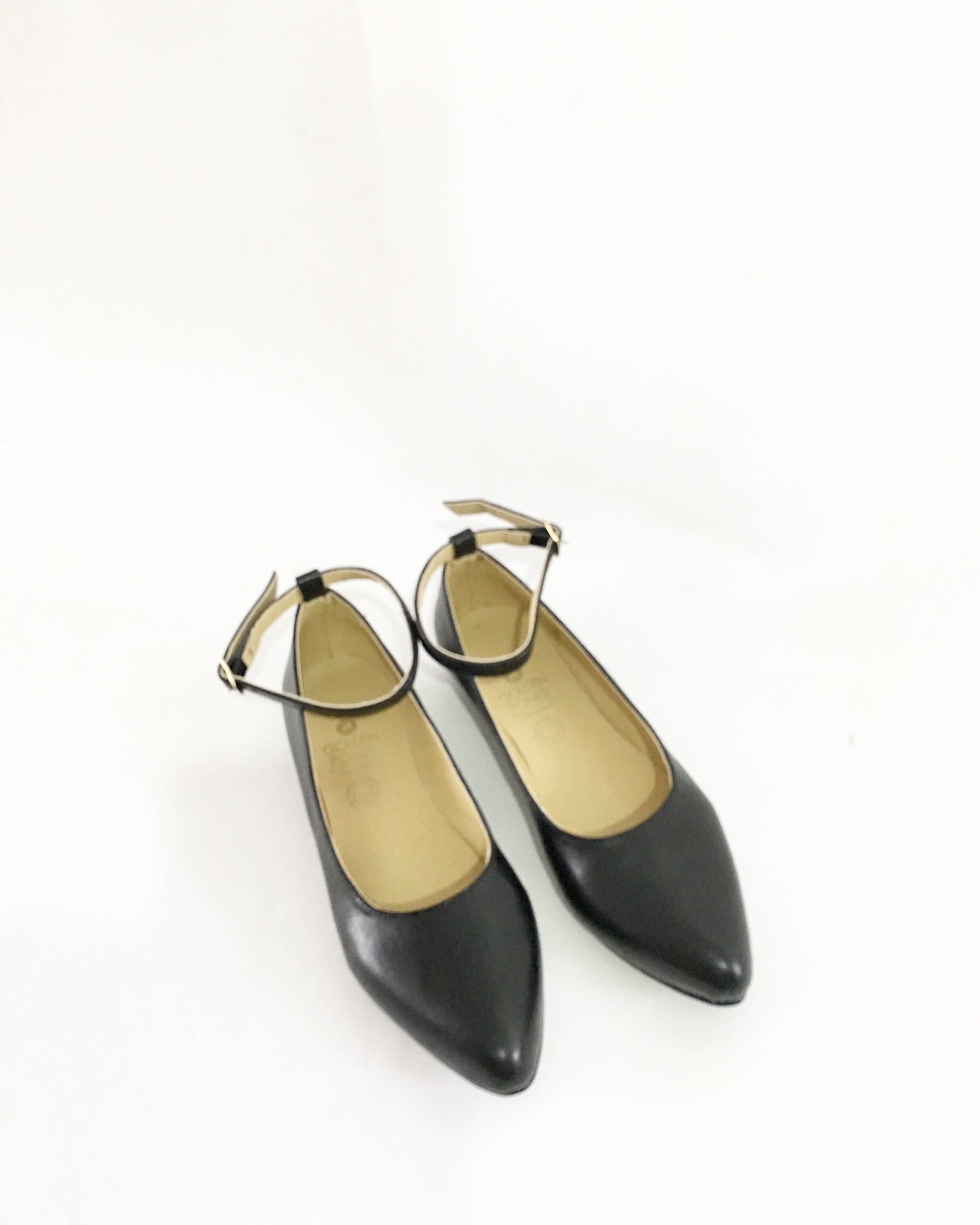 pointed strap flats