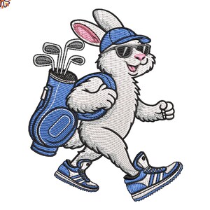 Puede incluir: Imagen bordada de un conejo blanco con gafas de sol, gorra azul y zapatillas deportivas, que lleva una bolsa de golf azul con palos de golf. El conejo tiene orejas internas rosas y está caminando. La imagen está sobre un fondo blanco.