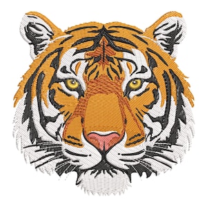 Puede incluir: Cabeza de tigre bordada con detalles en naranja, negro y blanco. La cara del tigre está centrada, mostrando sus ojos amarillos, su nariz rosa y su detallado patrón de pelaje. El diseño está sobre un fondo blanco.