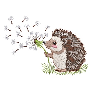 以下が含まれることがあります： タンポポの種を吹いているかわいいハリネズミの刺繍デザイン。ハリネズミは茶色と白の針を持ち、ピンクの鼻をしており、緑色のタンポポを持っています。デザインは白い背景にあり、左上に装飾的な花の要素があります。