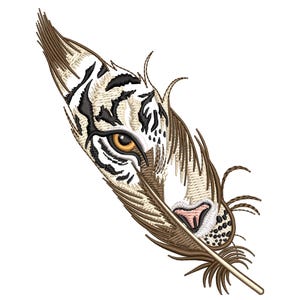 Può includere: Design ricamato del volto di una tigre all'interno di una piuma. L'occhio della tigre è di un caldo colore ambra, con strisce nere su sfondo bianco. La piuma è di colore marrone chiaro con cuciture dettagliate.