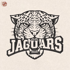 Könnte beinhalten: Schwarz-weiß gesticktes Design eines Jaguar-Kopfes mit dem Wort "JAGUARS" in fetten Buchstaben über seinem offenen Maul. Der Jaguar hat Flecken und einen wilden Ausdruck, vor neutralem Hintergrund.
