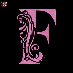 Puede incluir: Letra "F" bordada en rosa con adornos florales sobre fondo negro. El diseño presenta detalles de bordado elaborados, con la letra y los motivos en un tono rosa vibrante. El fondo es negro liso.