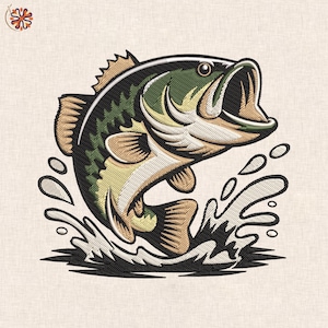 Könnte beinhalten: Gesticktes Bild eines Großmaulbasses, der aus dem Wasser springt. Der Fisch ist mit grünen, beigen und schwarzen Stichen detailliert, mit offenem Maul. Wassertropfen und -spritzer sind ebenfalls in Schwarz gestickt.