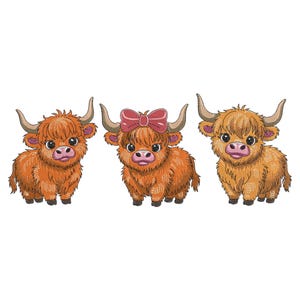 Peut inclure: Trois broderies de vaches des Highlands. Les vaches sont dans des tons orange et marron, avec de grandes cornes et des visages mignons. Une vache a un nœud rose. L'image est sur fond blanc.