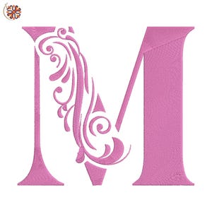 Puede incluir: Una letra "M" bordada en rosa con un diseño floral decorativo en el lado izquierdo. La letra está en una fuente serif y sobre un fondo blanco. El bordado tiene una apariencia texturizada.