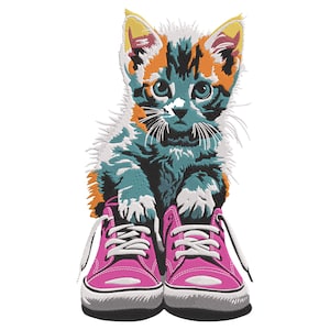 Op de afbeelding: Een kleurrijk kitten dat roze sneakers draagt met witte veters. Het kitten heeft oranje, wit en zwart haar.