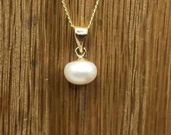 Pearl yellow gold Pendant. Small Gold necklace, gift for her, unisex, Contemporary, luxury gift, freshwater cultured pearl, gift for her.