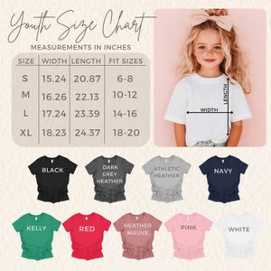 Puede incluir: Una tabla de tallas para ni&ntilde;os con medidas en pulgadas, junto a una ni&ntilde;a con una camiseta blanca. La tabla muestra tallas de la S a la XL, con medidas de ancho y largo, y tallas de ajuste. Los colores de las camisetas incluyen negro, gris oscuro jaspeado, gris atl&eacute;tico jaspeado, azul marino, kelly, rojo, malva jaspeado, rosa y blanco.