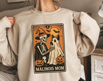 Sudadera de Halloween con diseño de perro Tarot: Malinois Mom Ghost Crewneck