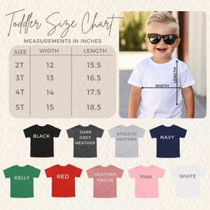 Puede incluir: Tabla de tallas para ni&ntilde;os peque&ntilde;os con medidas en pulgadas para las tallas 2T a 5T. La tabla muestra las medidas de ancho y largo. Debajo de la tabla hay ejemplos de camisetas en varios colores, incluyendo negro, gris oscuro jaspeado, gris atl&eacute;tico, azul marino, verde, rojo, malva jaspeado, rosa y blanco.