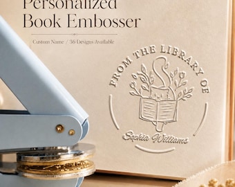 Könnte beinhalten: Ein hellblaues personalisiertes Buchprägegerät mit einer gold- und silberfarbenen Prägeplatte, neben einem cremefarbenen Buchumschlag. Der Umschlag ist mit den Worten "From The Library Of" und einem Namen geprägt. Der Text auf dem Bild lautet "Personalized Book Embosser".