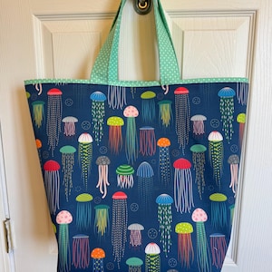Einkaufstasche mit Meeres-Thema mit farbenfrohem Quallen-Design