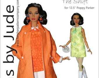 Puede incluir: Un patrón de costura para un vestido de corte recto diseñado para una muñeca Poppy Parker de 31,75 cm. El patrón está ilustrado con una muñeca que lleva una blusa blanca y un abrigo naranja, y una segunda muñeca que lleva un vestido de corte recto verde. El texto "The Shift" y "Designed by Tamara Casey" está incluido en la imagen.