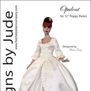 Könnte beinhalten: Ein weißes Brautkleid mit einem Spitzenoberteil und einem vollen Rock. Das Kleid hat einen gewellten Saum und ist mit weißen Bommeln verziert. Das Kleid ist für eine 30 cm große Poppy Parker Puppe entworfen. Das Muster heißt "Opulent" und wurde von Tamara Casey entworfen.