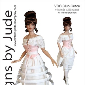 Może przedstawiać: Biała i różowa sukienka dla lalki z białą spódnicą z kołem. Sukienka ma różowy gorset z białą koronką i białą spódnicę z koronką. Lalka nosi białe buty. Sukienka jest przeznaczona dla lalek o wysokości 41,9 cm. Obraz zawiera tekst "VDC Club Grace Historic Silhouette for 16.5" RTB101 Dolls" i "Designed by Tamara Casey".