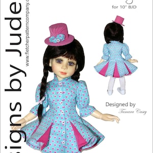 以下が含まれることがあります： ハート柄の青とピンクのドレスを着た人形。人形はピンクのリボンが付いた白い帽子をかぶっています。人形は身長25cmで、人形コレクター向けにデザインされています。人形は白いタイツと白い靴を履いています。画像には「Flirty for 10" BJD」と「Designed by Tamara Casey」のテキストが含まれています。