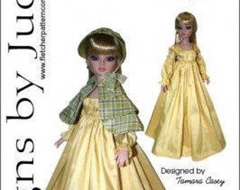 Puede incluir: Un patrón de costura para un vestido y una capa de muñeca. El vestido es amarillo y la capa es a cuadros. El patrón se llama "Afternoon Stroll" para Ellowyne y está diseñado por Tamara Casey. El número del patrón es Ew131 y el precio es de 12,95 €.