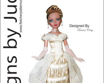 Puede incluir: Una muñeca con un vestido victoriano blanco y dorado con ribetes de encaje. El vestido tiene un corpiño ajustado y una falda completa. La muñeca tiene el pelo rubio y los ojos azules. La imagen incluye el texto "Victorian Stroll for Ellowyne" y "Designed By Tamara Casey".