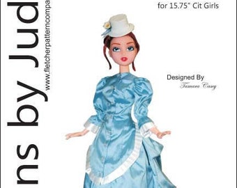 Puede incluir: Un patrón de traje de paseo azul para muñecas de 40 cm. El patrón está diseñado por Tamara Casey. El patrón incluye un sombrero y un vestido con ribete blanco. El patrón está a la venta por $ 14,95.
