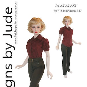 Könnte beinhalten: Eine Puppe trägt eine weinrote Bluse mit kurzen Ärmeln und eine schwarze Hose. Die Puppe hat blonde Haare und trägt weiße Schuhe. Der Text "Summer for 1/3 Iplehouse EID" befindet sich oben im Bild.