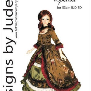 Op de afbeelding: Een pop die een bruin en groen jurkje draagt met rode en witte versieringen. Het jurkje heeft een gerimpelde rok en een strak lijfje. De pop heeft lang rood haar en draagt een ketting. De afbeelding bevat de tekst "Opulent for 53cm BJD SD" en "Designed by Tamara Casey".