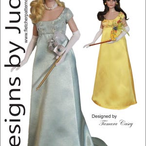 Puede incluir: Dos muñecas de moda con elegantes vestidos. Una muñeca lleva un vestido azul claro con máscara y guantes a juego, la otra un vestido amarillo. La imagen incluye texto: "Designs by Jude" y "VDC Club Grace Featherington House para muñecas RTB101 de 41,9 cm."