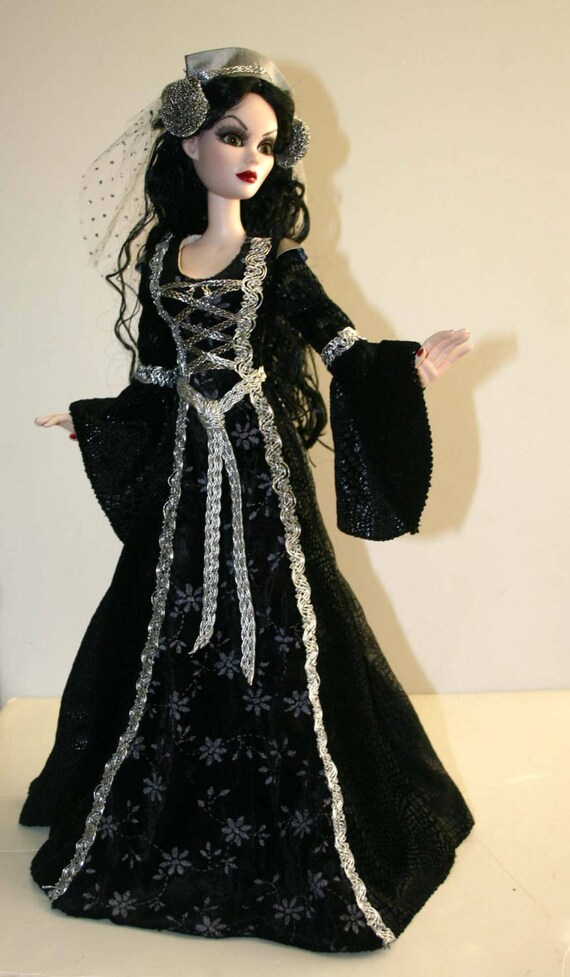 Patron De Couture Robe 'Splendeur' Pour Poupée De 18.25 Pouces - Modèle Evangeline Ghastly