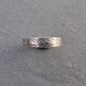 Anillo de plata esterlina martillado estilo espiga