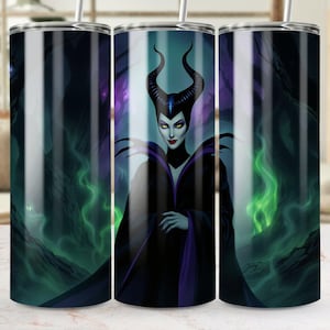 Op de afbeelding: Drie roestvrijstalen bekers met een ontwerp met Maleficent uit de Disney-film "Doornroosje". Het ontwerp toont Maleficent in haar iconische zwarte en paarse jurk met haar hoorns en groene vlammen op de achtergrond.