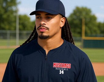Puede incluir: Una chaqueta de entrenador de béisbol azul marino con cierre de cremallera y un logotipo rojo y blanco "Mustangs Baseball 14" en el pecho.