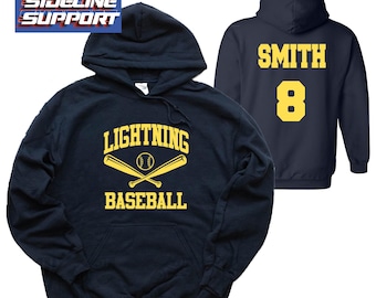 Puede incluir: Dos sudaderas con capucha azul marino. Una tiene el texto "LIGHTNING BASEBALL" con un gráfico de béisbol y bates cruzados. La otra tiene el texto "SMITH 8" en la espalda.