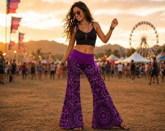 Puede incluir: Una persona lleva un top corto negro y pantalones palazzo morados con un estampado de mandala. Los pantalones tienen una cintura ancha y perneras acampanadas. El fondo incluye una noria, tiendas de campaña y una multitud de personas.