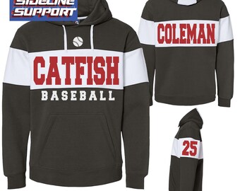 Puede incluir: Una sudadera con capucha gris oscuro con detalles en blanco y rojo. La parte delantera de la sudadera tiene el texto "CATFISH BASEBALL" en rojo y blanco. La parte trasera de la sudadera tiene el texto "COLEMAN" en rojo. La sudadera también tiene un gráfico de béisbol blanco en la parte delantera.