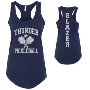 Pickleball Team Custom gepersonaliseerde glitterontwerp getailleerde racerback-tanktops voor dames van Next Level - 1533
