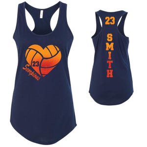 Könnte beinhalten: Marineblaues Tanktop mit einem herzförmigen Volleyball-Design in Orange und Rot, mit der Nummer 23 und dem Wort "Scorpions". Auf der Rückseite sind die Nummer 23 und der Name "SMITH" in Orange abgebildet.
