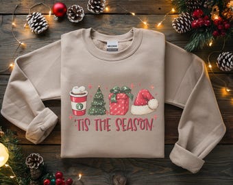 Koszulka lub bluza świąteczna Tis The Season | Kolor kawowy, Czapka Świętego Mikołaja, Rozmiar uniwersalny Gildan