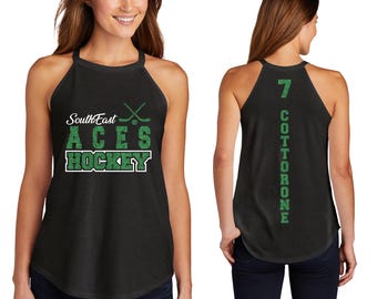 Camiseta sin mangas estilo rockero de mezcla triple para mujer con diseño personalizado de equipo de hockey y purpurina de District - 0065.DT137L