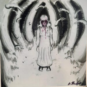 Puede incluir: Ilustración en blanco y negro de una figura con un vestido blanco con vetas de sangre en la cara, de pie en un espacio oscuro y arqueado. La obra de arte tiene un tema gótico y inquietante, con una firma en la esquina inferior derecha.