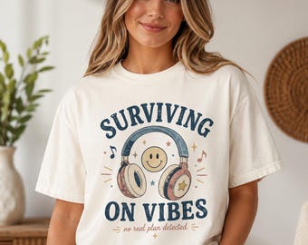 Camiseta "Sobreviviendo a las buenas vibras" / Camiseta gráfica divertida para el día a día