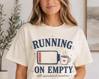 Camiseta Running on Empty / Camiseta gráfica Coffee Sleepy