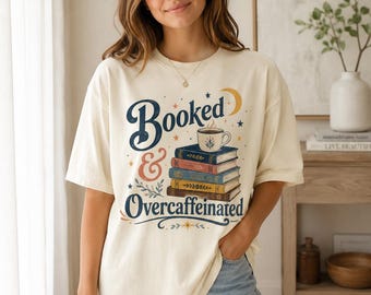 Camiseta "Apilado de libros y con exceso de cafeína" / Camiseta para amantes de la lectura y el café