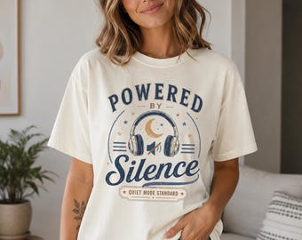 Camiseta Powered by Silence / Camiseta gráfica para introvertidos y lectores