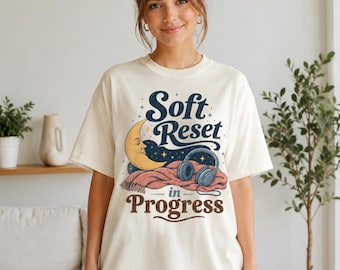 Camiseta "Soft Reset in Progress" / Ilustración de la Luna Dormilona