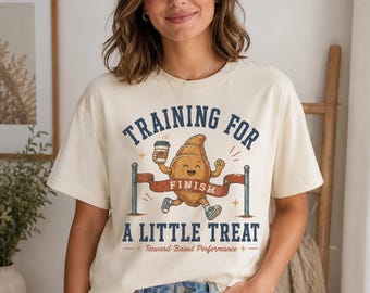 Camiseta gráfica "Entrenamiento para un pequeño capricho" / Camiseta divertida de corredor de café y croissants