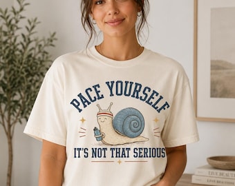 Camiseta con ilustración de caracol "Tómate tu tiempo" / No es para tanto