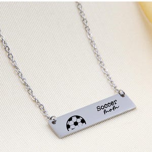Collar personalizado de mamá futbolera: regalo de acero inoxidable para fanáticos del deporte