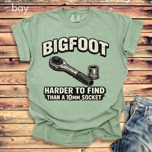 面白いビッグフットは見つけるのが難しいラチェットとソケットのTシャツ | メカニックツールユーモアコンフォートカラーズコットンTシャツ