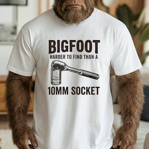 Camiseta divertida con el mensaje "Bigfoot es más difícil de encontrar que una llave de tubo de 10 mm" / Humor sobre herramientas mecánicas. Camiseta de algodón Comfort Colors 1717.