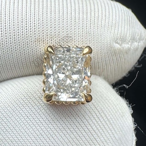 Kolczyki z grawerowanym brylantem o szlifie promienistym, laboratoryjnie hodowanym: przekłucie chrząstki wykonane ze złota 14K